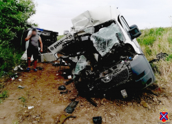 Фургон с 20-летним парнем разбился в "мясо" под Волгоградом