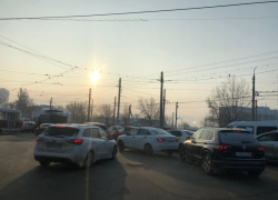 Рокоссовского встала "вмертвую": пробки парализовали Волгоград 