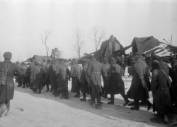 16 января 1943 года - под Сталинградом советские войска сжали кольцо окруженного противника еще на 10 км