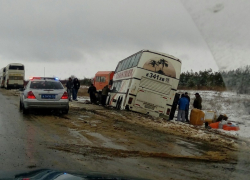 Сотрудники ГИБДД накормили пассажиров автобуса, слетевшего в кювет под Волгоградом
