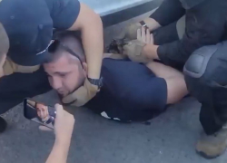 Жесткое задержание вымогателя у участника СВО в Волгограде попало на видео 