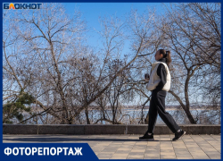 Пуховики и теплые ботинки за два дня в +15 сбросили с себя волгоградцы