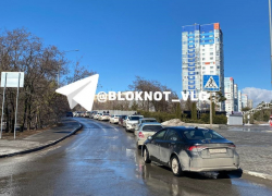 Халявщики заполнили проезды вокруг ставшей платной парковки у "Европа Сити Молл" в Волгограде