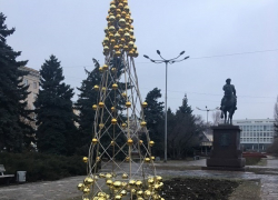 Нищие горожане разворовали золотую елку в центре Волгограда