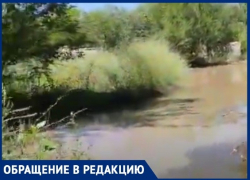 Питьевая вода вторую неделю заливает улицы юга Волгограда