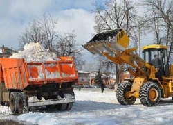 Почти 100 единиц спецтехники убирают снег с дорог Волгограда