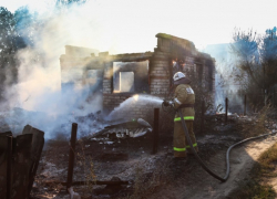 Три человека погибли при пожаре с обрушением кровли в Волгоградской области