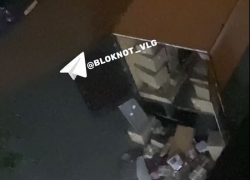 Разгружающий пинками заказы грузчик Wildberries попал на видео в Волгограде