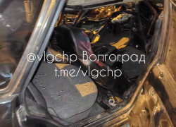 Машина всмятку: подростки врезались в дерево на юге Волгограда 