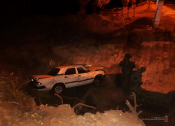 В Волгоградской области пьяный водитель на «Волге» улетел в ремонтную яму