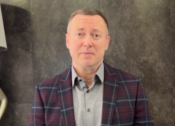 Роман Гребенников поздравляет волгоградцев с Новым 2026 годом 