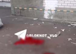 Асфальт в бордовых лужах: юноша погиб в центре Волгограда