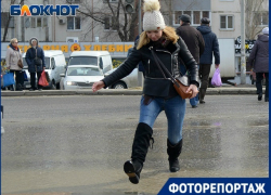 Город «поплыл»: волгоградцы отчаянно прыгают из лужи в лужу