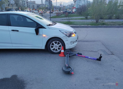 Подросток на электросамокате попал под колёса иномарки в Волгограде: видео