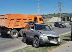 Mercedes разворотило при съезде с моста в центре Волгограда: видео