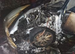 Под Волгоградом при странных обстоятельствах сгорело еще одно ВИП-авто