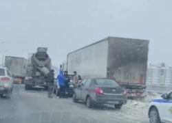 Третья Продольная в Волгограде встала в пробку из-за столкновения фур: видео с места 