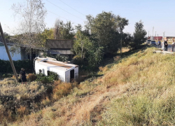 Микроавтобус рухнул в кювет под Волгоградом, пять человек пострадали