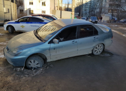 Открытый люк отметил свою годовщину съедением машины в Волгограде 