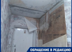 Волгоградка с 7-месячным ребенком рискует жизнью из-за протекающей крыши