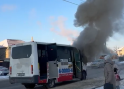 «Боялась, взорвется»: переполненная маршрутка задымилась на морозе в Волгограде