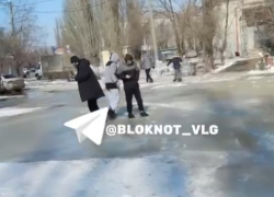 "Сюда скорая не проедет": последствия масштабного потопа сняли в Волгограде 
