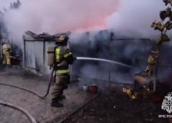 Мужчины в форме уже на крыше: страшный пожар сняли на видео в Волгограде