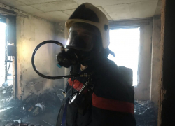 Выгоревшую дотла квартиру в волгоградской 16-этажке сняли на видео