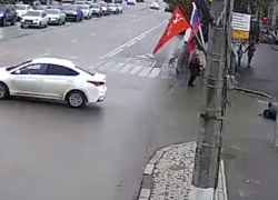 Пешеход в Волгограде жестко нарушил ПДД и получил мгновенную карму — видео 