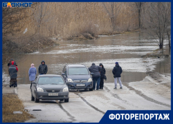 Вышедшая из берегов река топит машины в Волгограде, проезд закрыт 