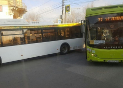 Автобусы "Питеравто" и ПАТП-7 столкнулись в центре Волгограда