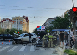 В центре Волгограда Mersedes протаранил КIA: ранен мужчина