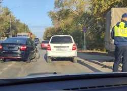 Причину гигантской утренней пробки сняли на видео на подъезде к Волгограду