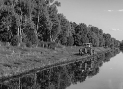 Все погибли: трактор с людьми рухнул в канал под Волгоградом