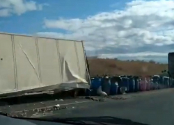 Спасение товара из перевернувшейся на трассе фуры попало на видео 