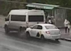 Такси влетело в маршрутку с пассажирами на остановке в Волгограде — видео