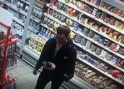 На видео попала кража парнем нескольких палок колбасы в супермаркете Волгограда 