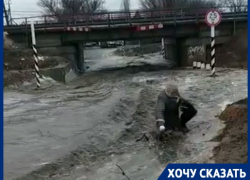 Ливневые потоки затопили Волгоградскую область: реки посреди дорог сняли на видео