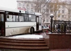 Автобус «Питеравто» №35 протаранил иномарку в центре Волгограда 