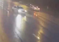 Женщину-бегунью «посадил» на капот водитель Octavia в Волгограде: видео