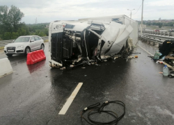 В Волгограде на Третьей продольной перевернулась фура с дальнобойщиком из Дагестана