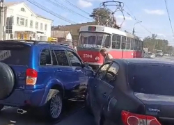 Toyota и внедорожник изменили схему движения трамвая №2 в Волгограде 