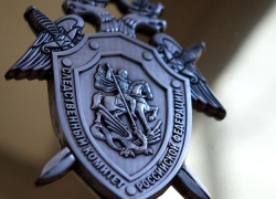 30-летней жительнице острова Сарпинский перерезали горло в доме матери