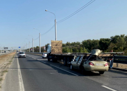 На видео попало, как волгоградец на легковом авто нырнул под фуру