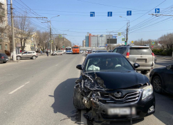 Решила развернуться на Продольной: столкновение Nissan и Toyota в центре Волгограда попало на видео