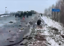 Премиальные иномарки разбились в жутком ДТП в снегопад под Волгоградом: есть погибший