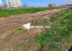 Народную дорогу через грязь проложили водители в Волгограде 