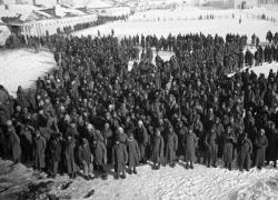 Сталинград 1943: красноармейцы расстреливают пленных немцев и отнимают одежду