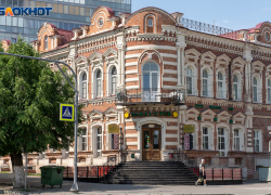 Украшение улицы Комсомольской в Волгограде: дом царицынских купцов, куда теперь ходят за выпивкой 