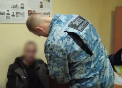 Резал 19-летнего и давил людей на угнанной «Ладе»:  задержанный в Волжском дебошир попал на видео